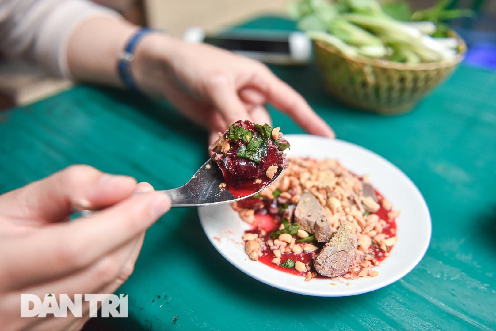 Những món ăn kinh dị nhất Việt Nam khiến khách Tây 'khóc thét' - Ảnh 1.