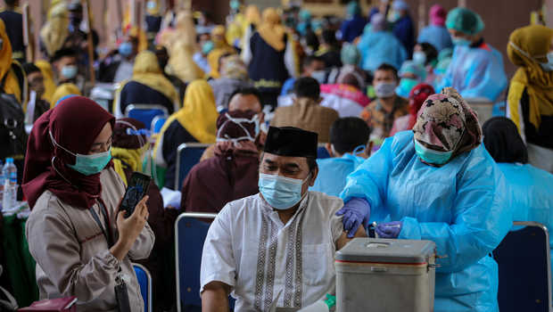 Indonesia cho phép người dân tự mua và sử dụng vaccine Covid-19 - Ảnh 1.