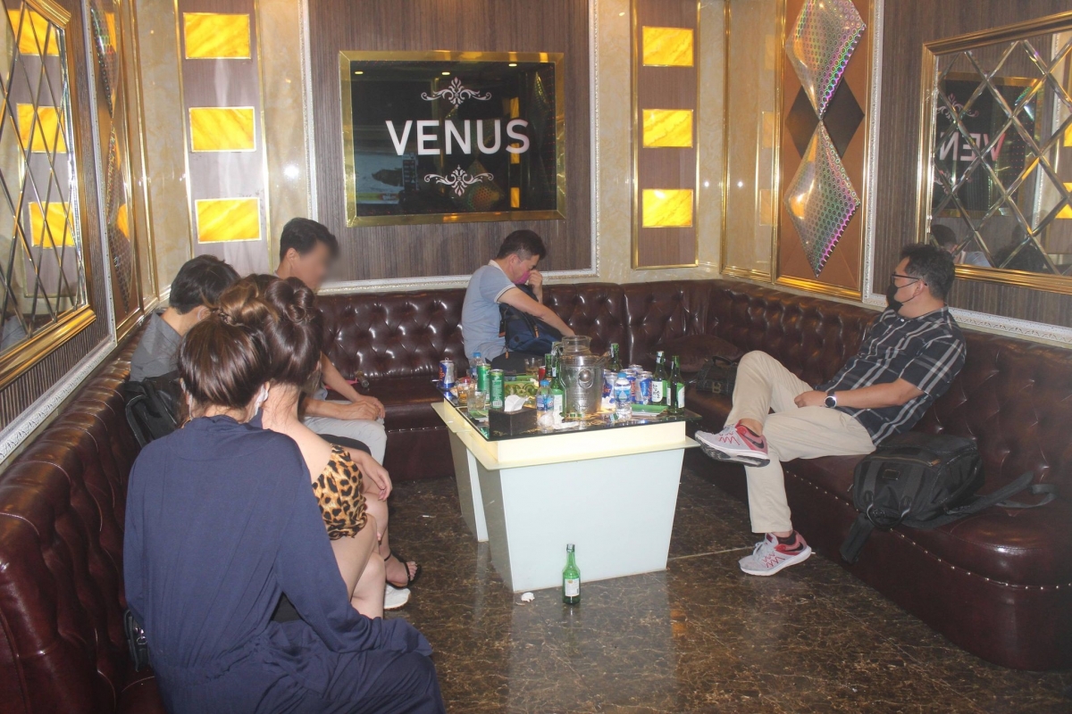Quán karaoke ở Hà Nội cho người nước ngoài 'bay lắc' trong mùa dịch - Ảnh 1.