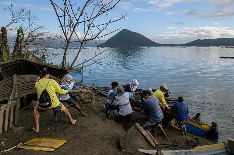 Nguy cơ núi lửa Taal phun trào mạnh, 13.000 dân Philippines sơ tán - Ảnh 1.