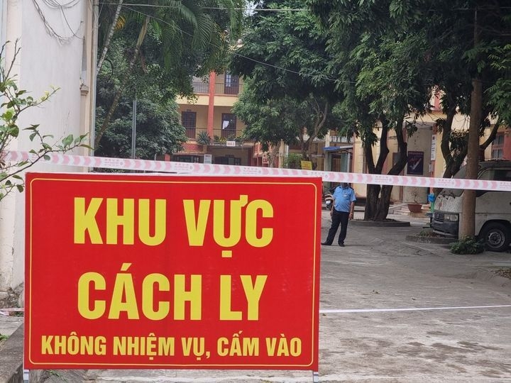 Tiếp xúc F0, chủ tịch và trưởng công an thị trấn ở Hà Nội phải đi cách ly - Ảnh 1.