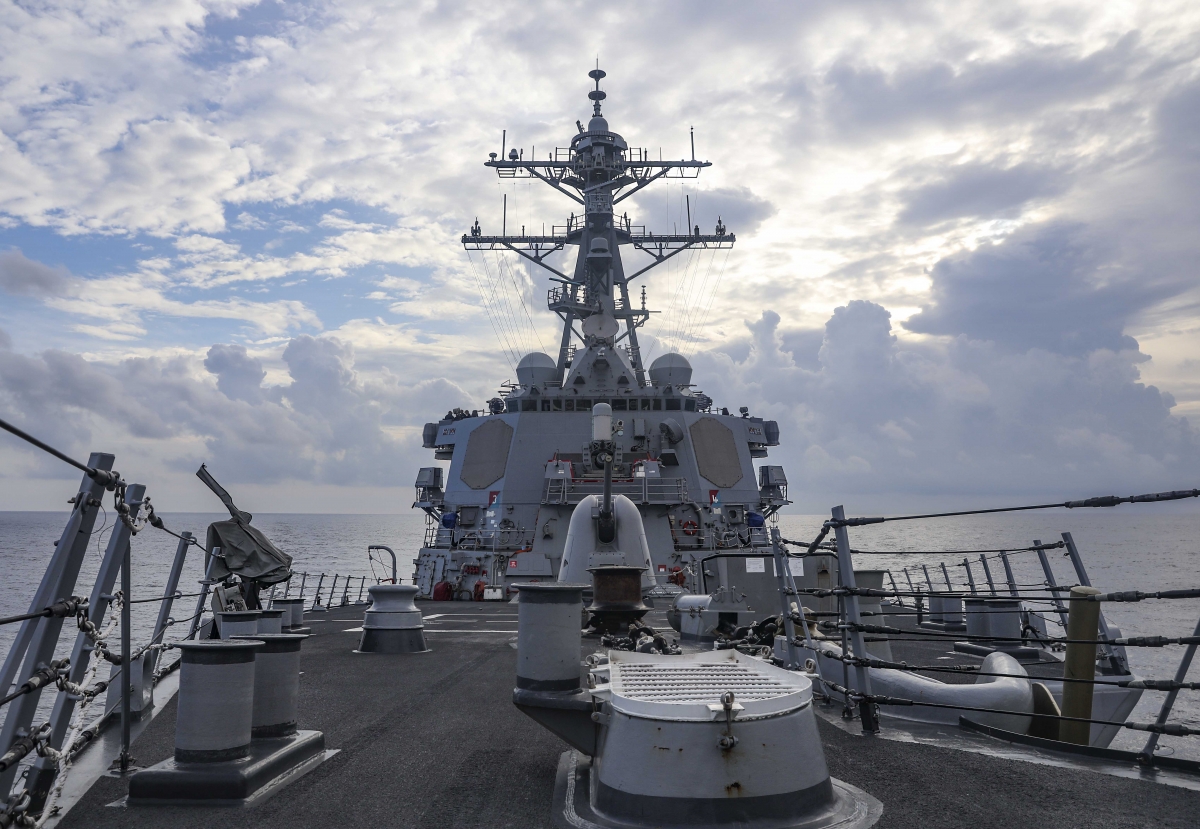 Hải quân Mỹ bác bỏ thông tin tàu khu trục bị Trung Quốc 'xua đuổi' ở Biển Đông - Ảnh 1.