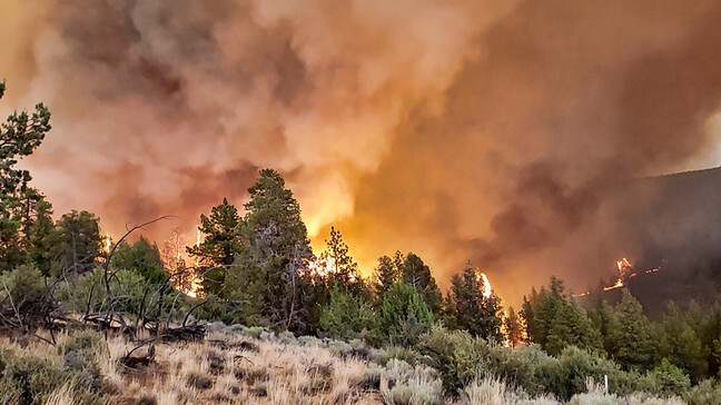 Bão lửa lại hoành hành tại các bang miền Tây nước Mỹ - Ảnh 1.
