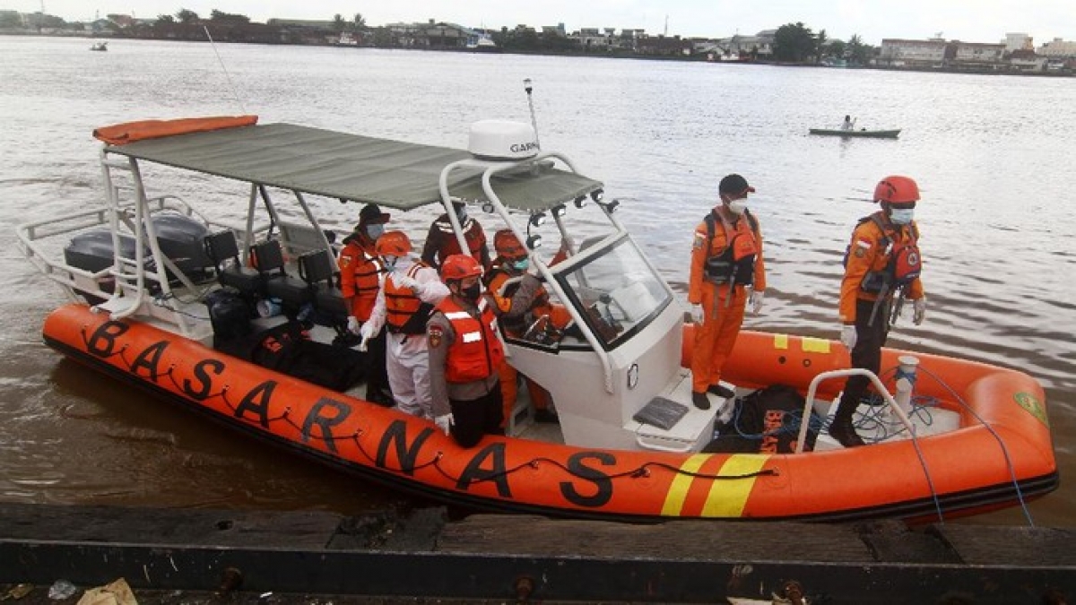 16 tàu cá Indonesia chìm khiến 10 người chết, 44 người mất tích - Ảnh 1.