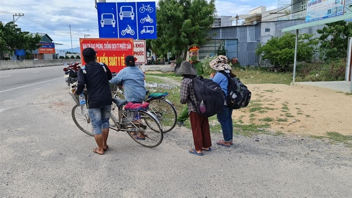 Thất nghiệp vì dịch, 4 mẹ con đạp xe dưới nắng gay gắt từ Đồng Nai về Nghệ An - Ảnh 1.