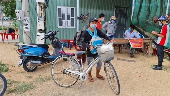 Thất nghiệp vì dịch, 4 mẹ con đạp xe dưới nắng gay gắt từ Đồng Nai về Nghệ An - Ảnh 2.