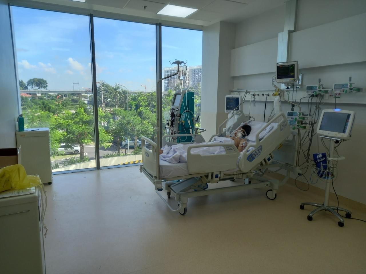 Bệnh viện Hồi sức Covid-19 căng mình điều trị bệnh nhân nguy kịch - Ảnh 1.