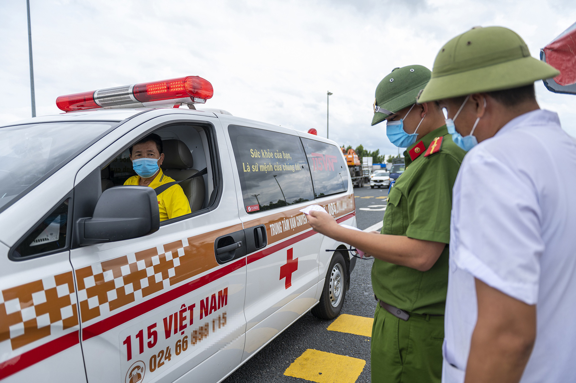 Quảng Ninh không chấp nhận test nhanh, tài xế bị mắc kẹt tại chốt - Ảnh 11.