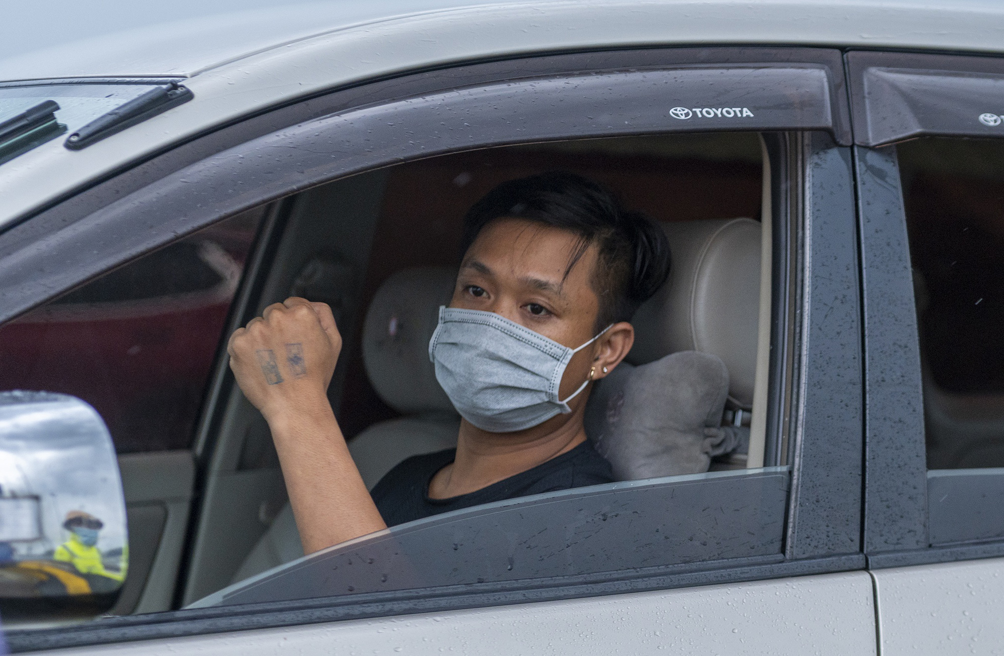 Quảng Ninh không chấp nhận test nhanh, tài xế bị mắc kẹt tại chốt - Ảnh 10.