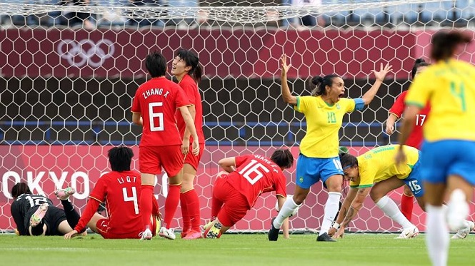 Marta của tuyển nữ Brazil ghi bàn thắng đi vào lịch sử Olympic - Ảnh 1.