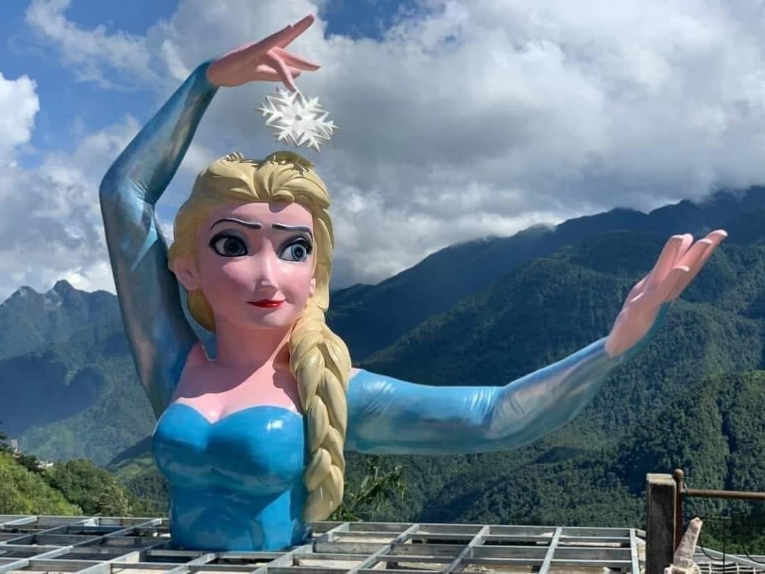 Tượng nữ hoàng băng giá Elsa ở Sa Pa bị tháo dỡ - Ảnh 1.