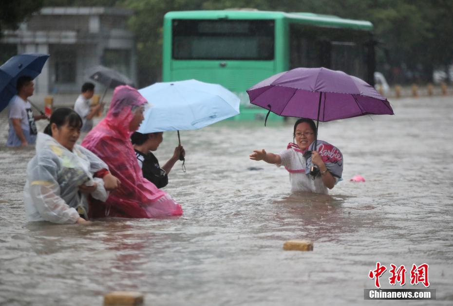 33 người thiệt mạng do mưa lũ ở Hà Nam, Trung Quốc - Ảnh 2.