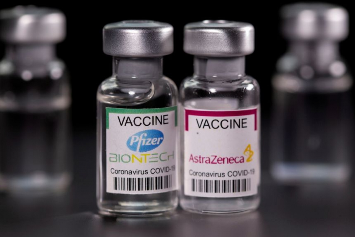 Hai liều vaccine Pfizer, AstraZeneca có hiệu quả cao trước biến thể Delta - Ảnh 1.