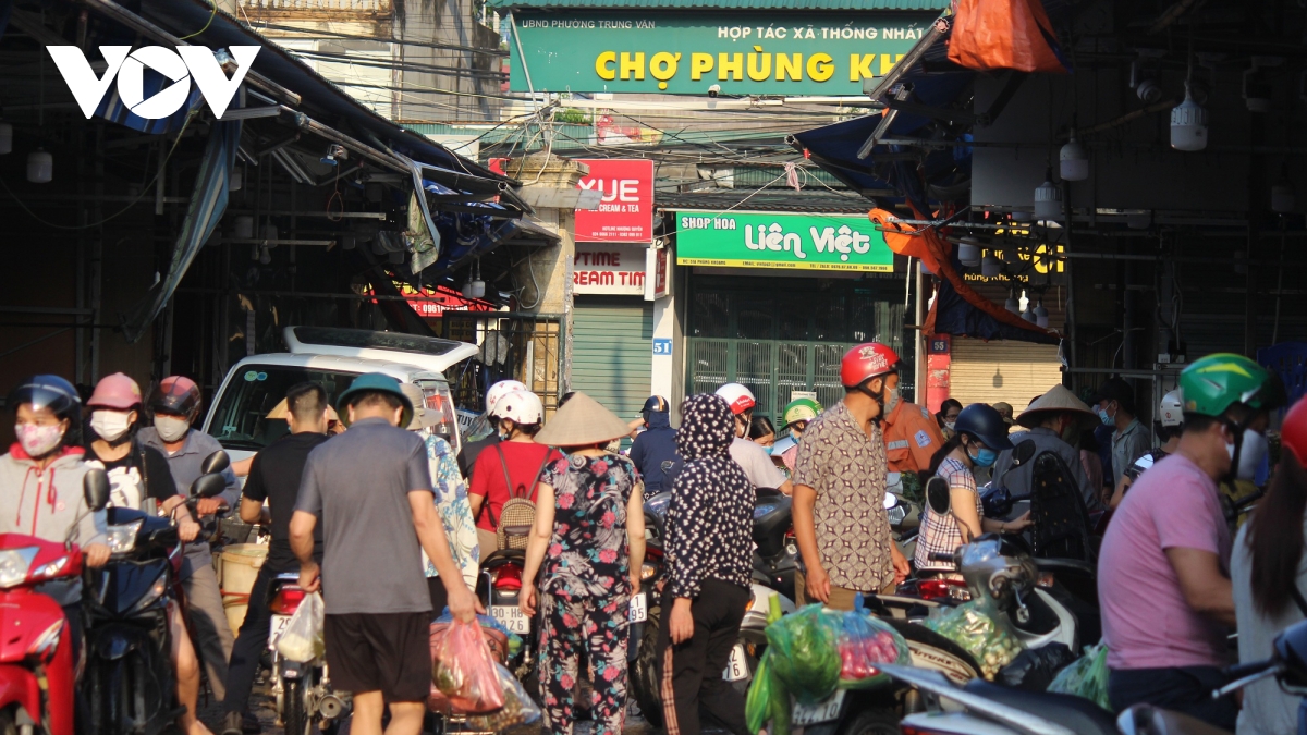 Sáng đầu tiên giãn cách, chợ dân sinh Hà Nội vẫn đông người dù hàng hóa không thiếu - Ảnh 1.