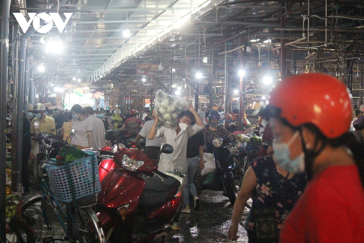 Sáng đầu tiên giãn cách, chợ dân sinh Hà Nội vẫn đông người dù hàng hóa không thiếu - Ảnh 3.