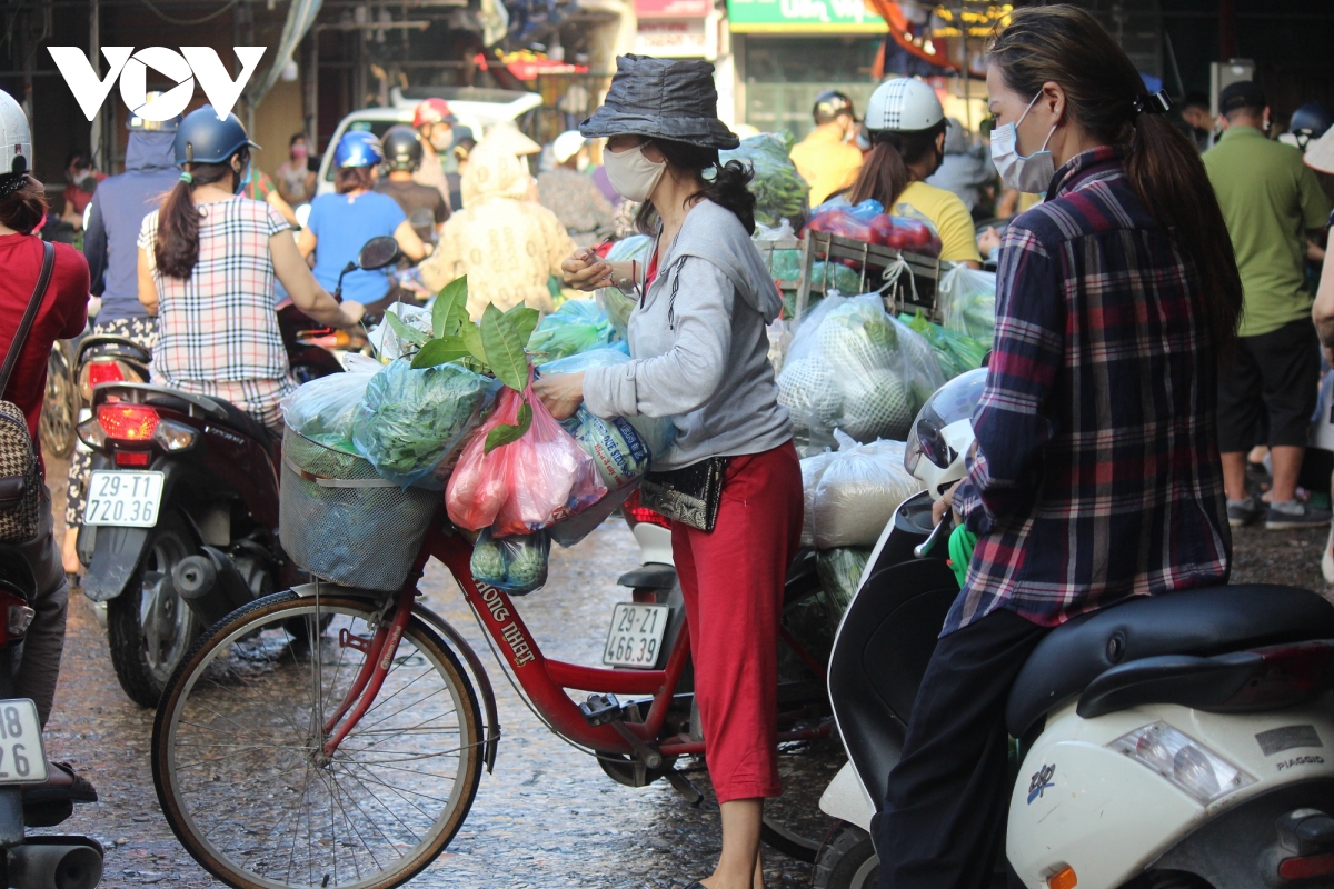 Sáng đầu tiên giãn cách, chợ dân sinh Hà Nội vẫn đông người dù hàng hóa không thiếu - Ảnh 4.
