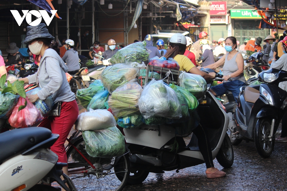Sáng đầu tiên giãn cách, chợ dân sinh Hà Nội vẫn đông người dù hàng hóa không thiếu - Ảnh 5.