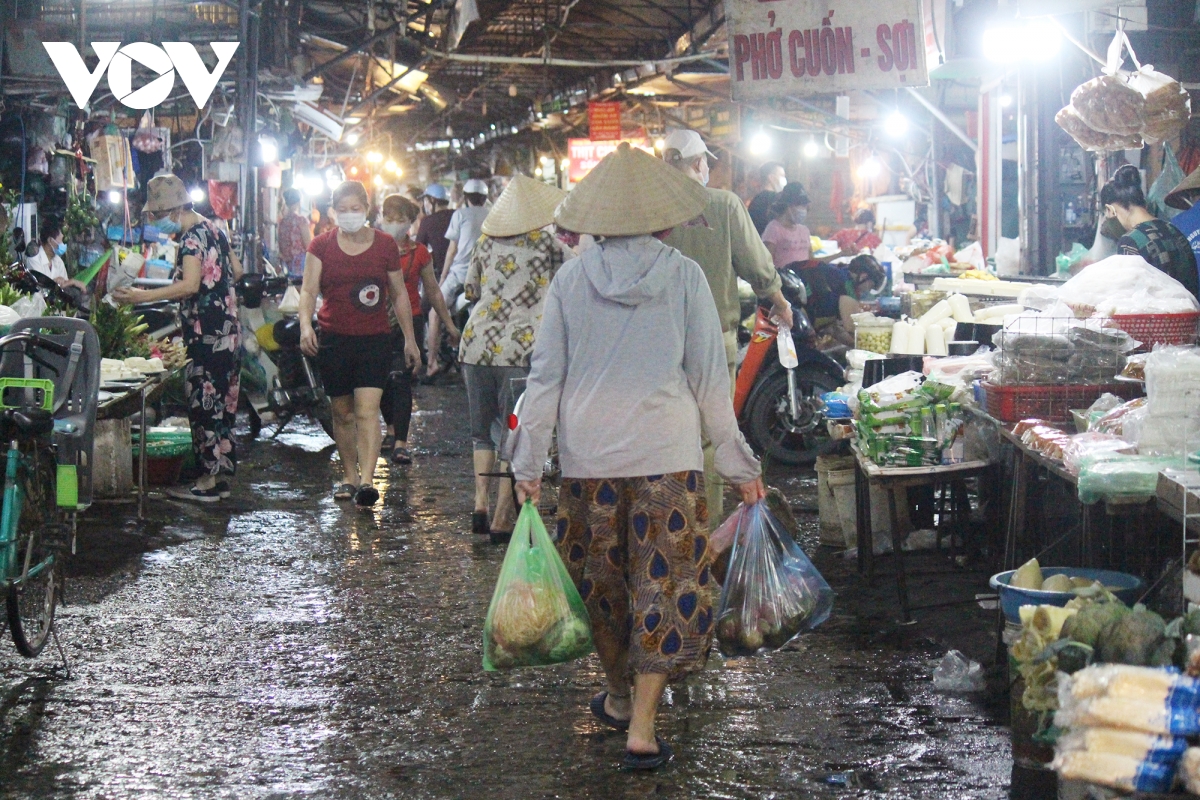 Sáng đầu tiên giãn cách, chợ dân sinh Hà Nội vẫn đông người dù hàng hóa không thiếu - Ảnh 6.