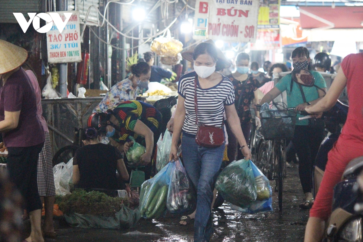 Sáng đầu tiên giãn cách, chợ dân sinh Hà Nội vẫn đông người dù hàng hóa không thiếu - Ảnh 10.