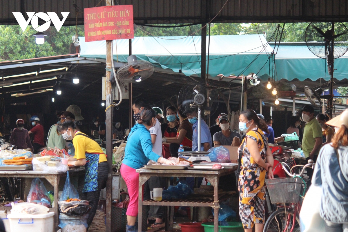 Sáng đầu tiên giãn cách, chợ dân sinh Hà Nội vẫn đông người dù hàng hóa không thiếu - Ảnh 8.