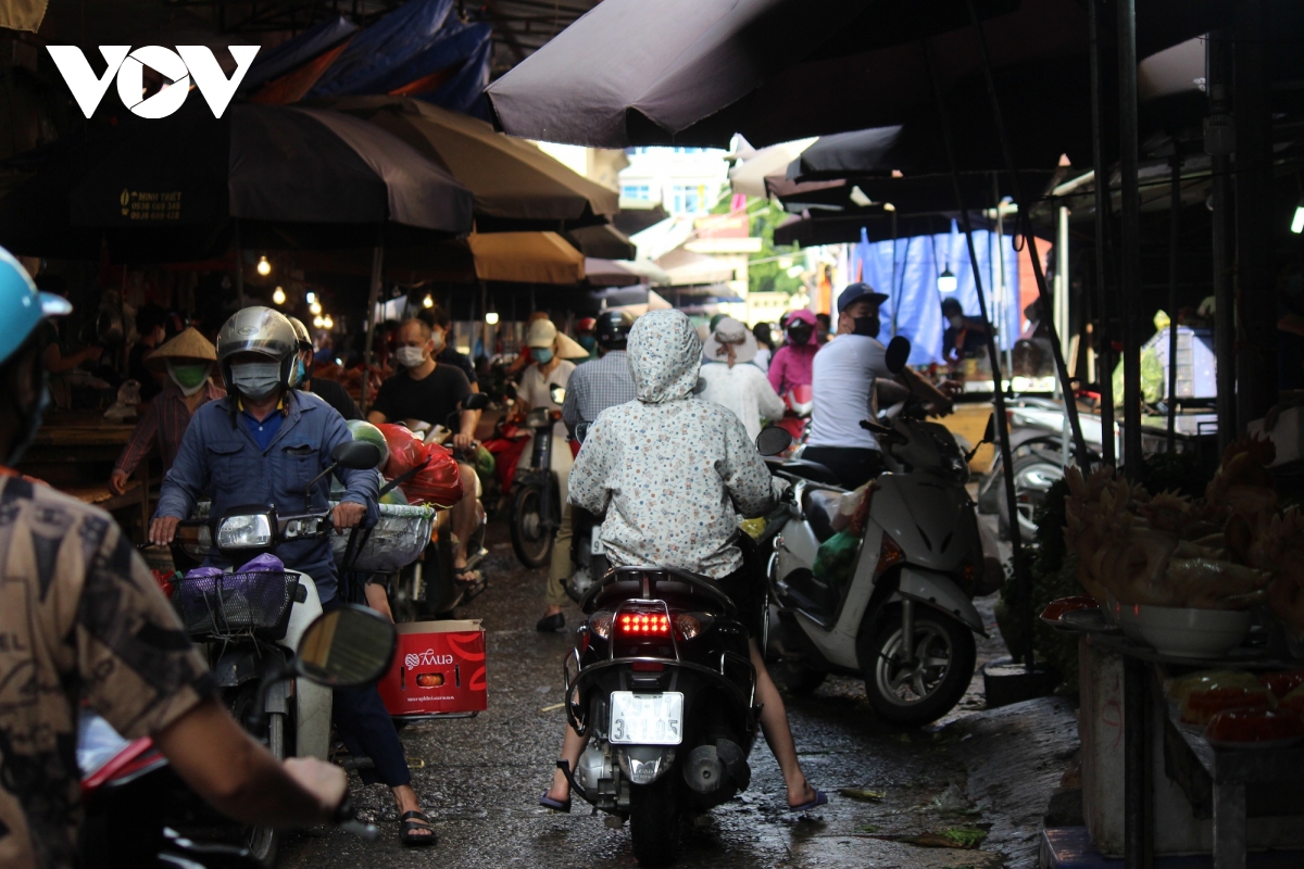Sáng đầu tiên giãn cách, chợ dân sinh Hà Nội vẫn đông người dù hàng hóa không thiếu - Ảnh 15.
