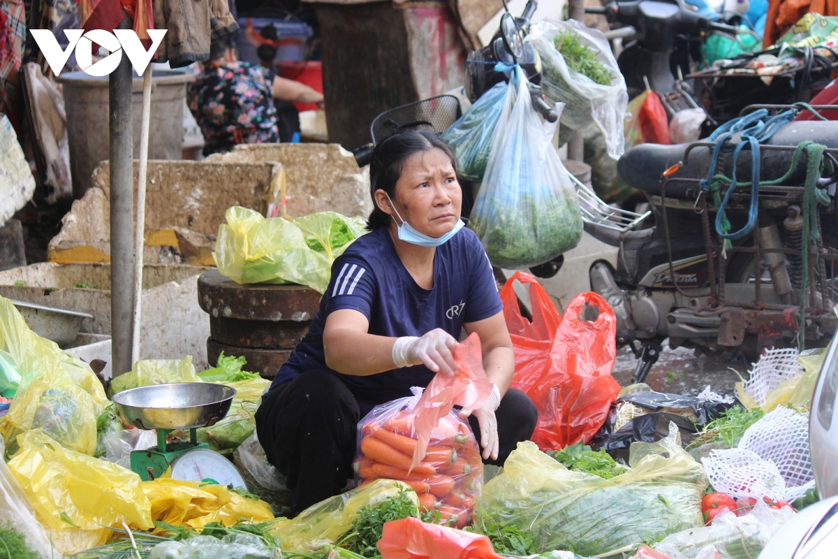 Sáng đầu tiên giãn cách, chợ dân sinh Hà Nội vẫn đông người dù hàng hóa không thiếu - Ảnh 16.