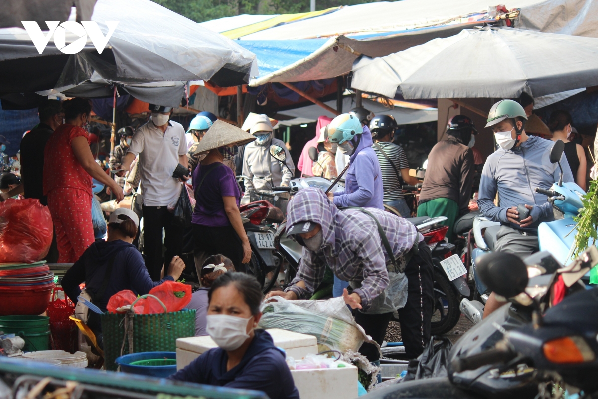 Sáng đầu tiên giãn cách, chợ dân sinh Hà Nội vẫn đông người dù hàng hóa không thiếu - Ảnh 17.