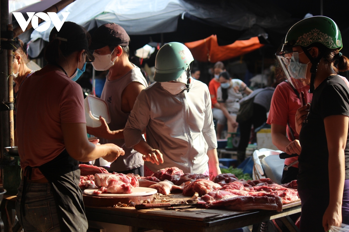 Sáng đầu tiên giãn cách, chợ dân sinh Hà Nội vẫn đông người dù hàng hóa không thiếu - Ảnh 9.