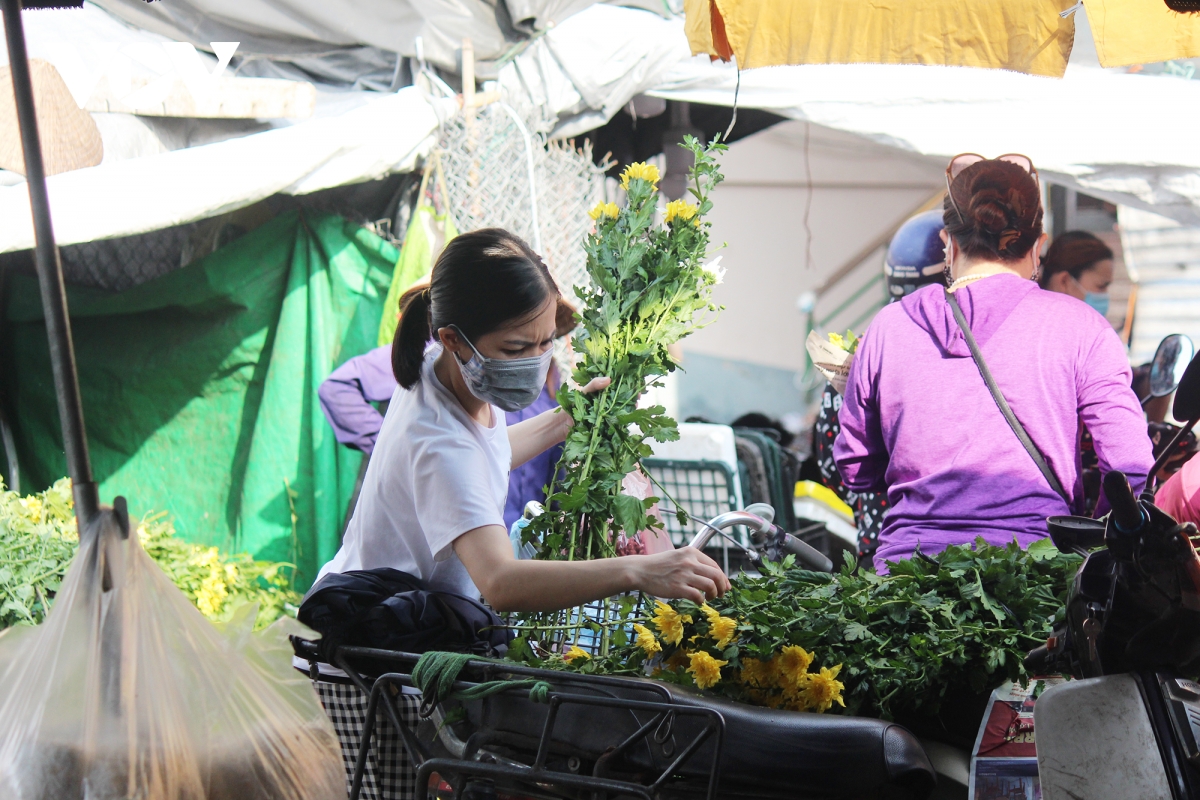 Sáng đầu tiên giãn cách, chợ dân sinh Hà Nội vẫn đông người dù hàng hóa không thiếu - Ảnh 7.