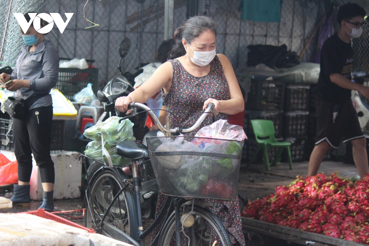 Sáng đầu tiên giãn cách, chợ dân sinh Hà Nội vẫn đông người dù hàng hóa không thiếu - Ảnh 11.