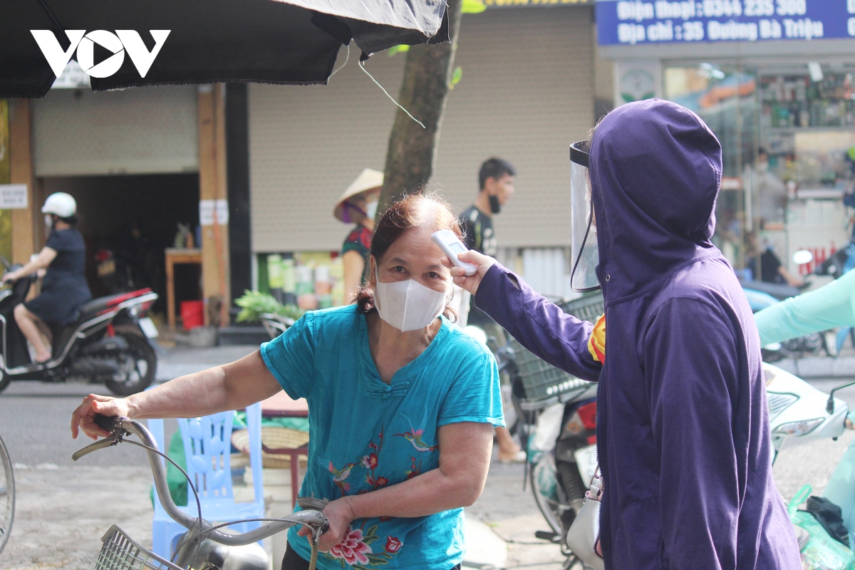 Sáng đầu tiên giãn cách, chợ dân sinh Hà Nội vẫn đông người dù hàng hóa không thiếu - Ảnh 14.
