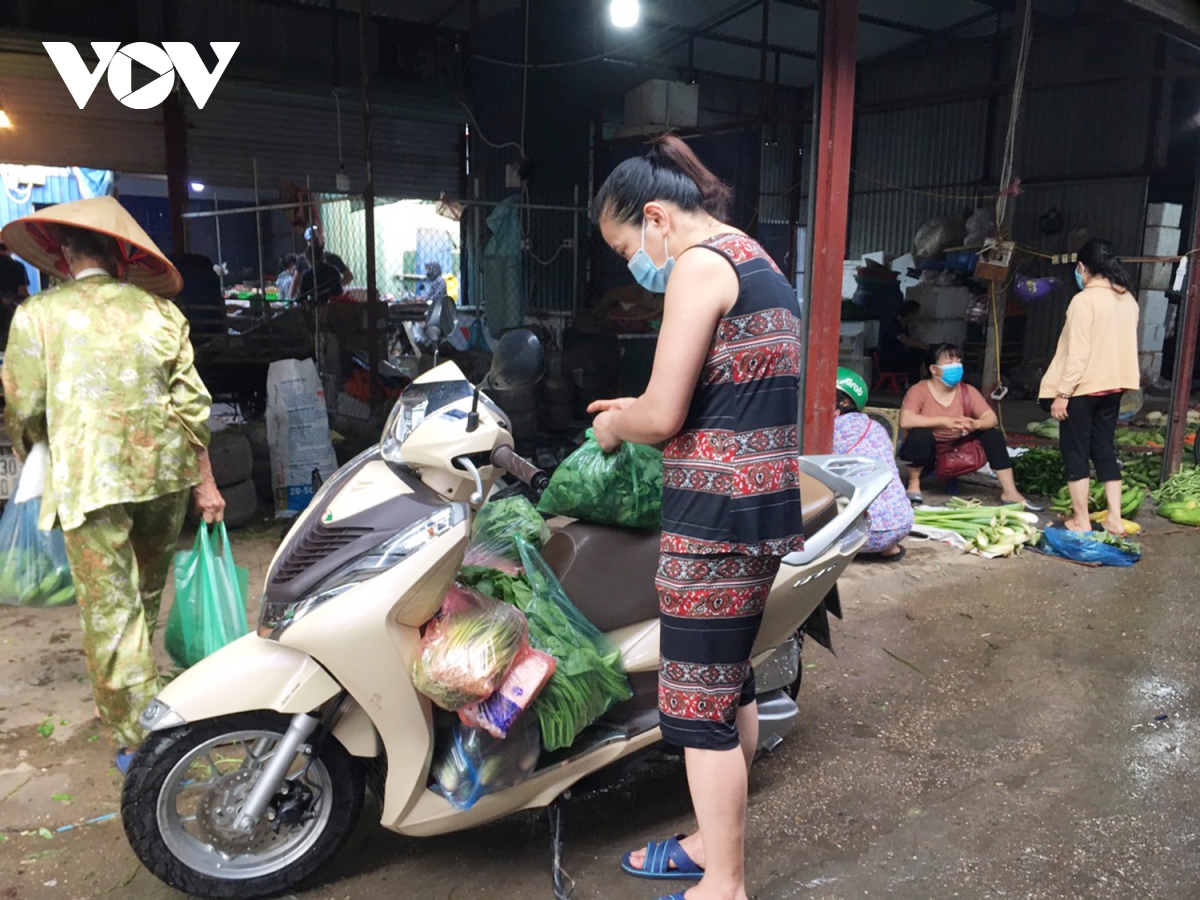 Sáng đầu tiên giãn cách, chợ dân sinh Hà Nội vẫn đông người dù hàng hóa không thiếu - Ảnh 12.