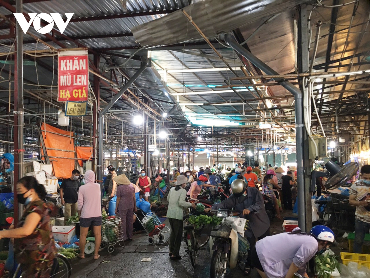 Sáng đầu tiên giãn cách, chợ dân sinh Hà Nội vẫn đông người dù hàng hóa không thiếu - Ảnh 18.