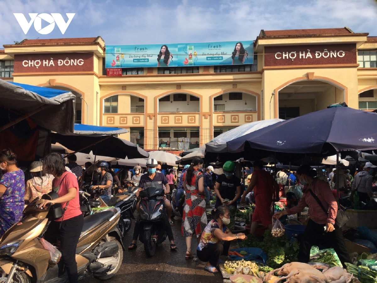 Sáng đầu tiên giãn cách, chợ dân sinh Hà Nội vẫn đông người dù hàng hóa không thiếu - Ảnh 13.