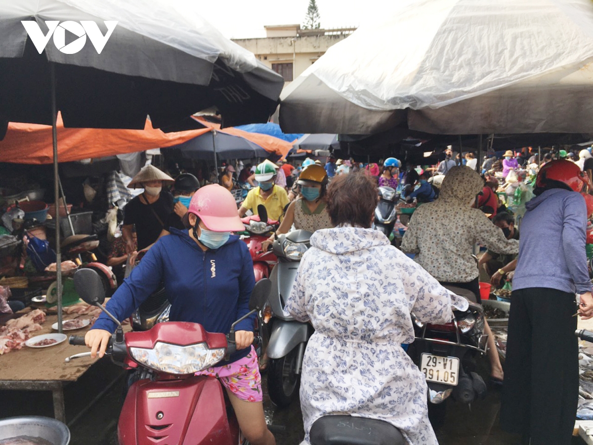 Sáng đầu tiên giãn cách, chợ dân sinh Hà Nội vẫn đông người dù hàng hóa không thiếu - Ảnh 19.