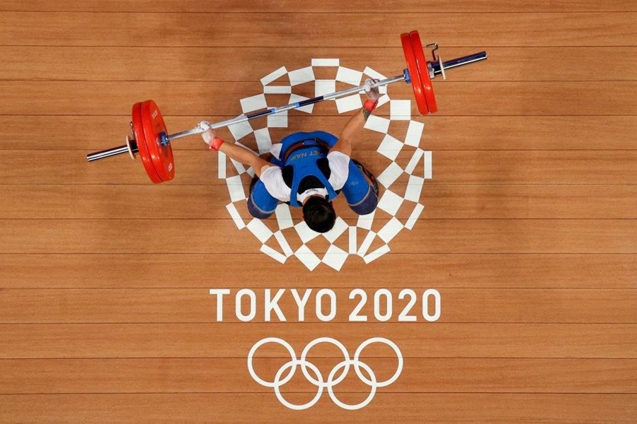 Lại rơi ba lần tạ cử đẩy, Thạch Kim Tuấn thảm bại ở Olympic 2020 - Ảnh 1.