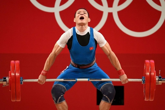 VĐV Trung Quốc đứng một chân nâng tạ vẫn... phá kỷ lục Olympic - Ảnh 1.