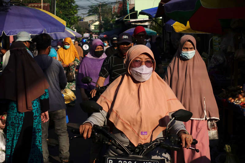 Ca tử vong cao, Indonesia vẫn nới lỏng biện pháp phòng chống COVID-19 - Ảnh 1.