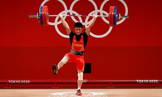 VĐV Trung Quốc đứng một chân nâng tạ vẫn... phá kỷ lục Olympic - Ảnh 2.