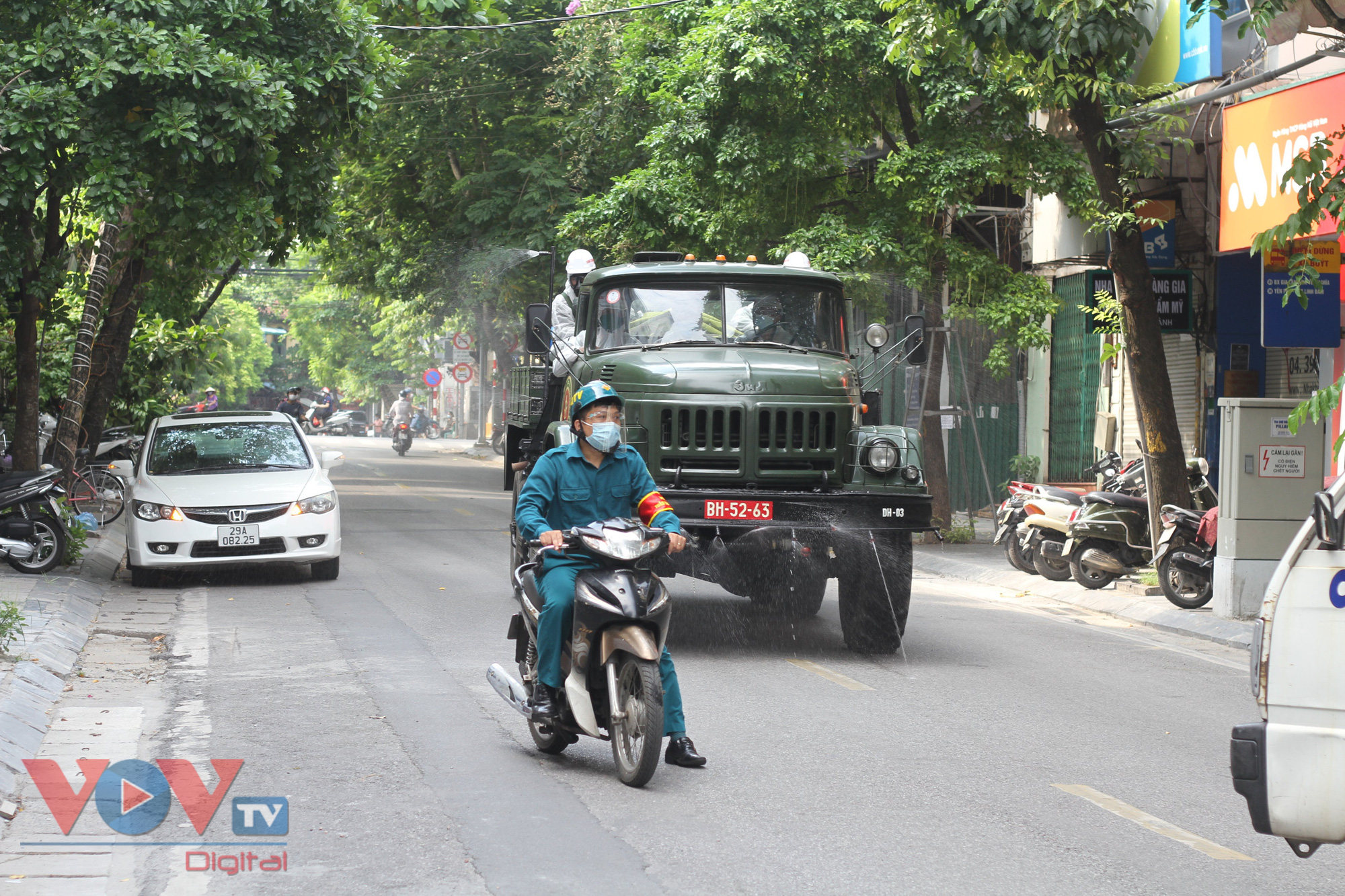 Hà Nội: Phun khử khuẩn các tuyến phố ở quận Hoàn Kiếm - Ảnh 4.