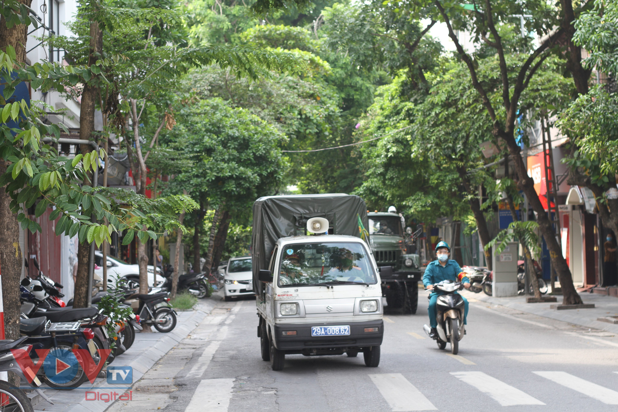 Hà Nội: Phun khử khuẩn các tuyến phố ở quận Hoàn Kiếm - Ảnh 8.