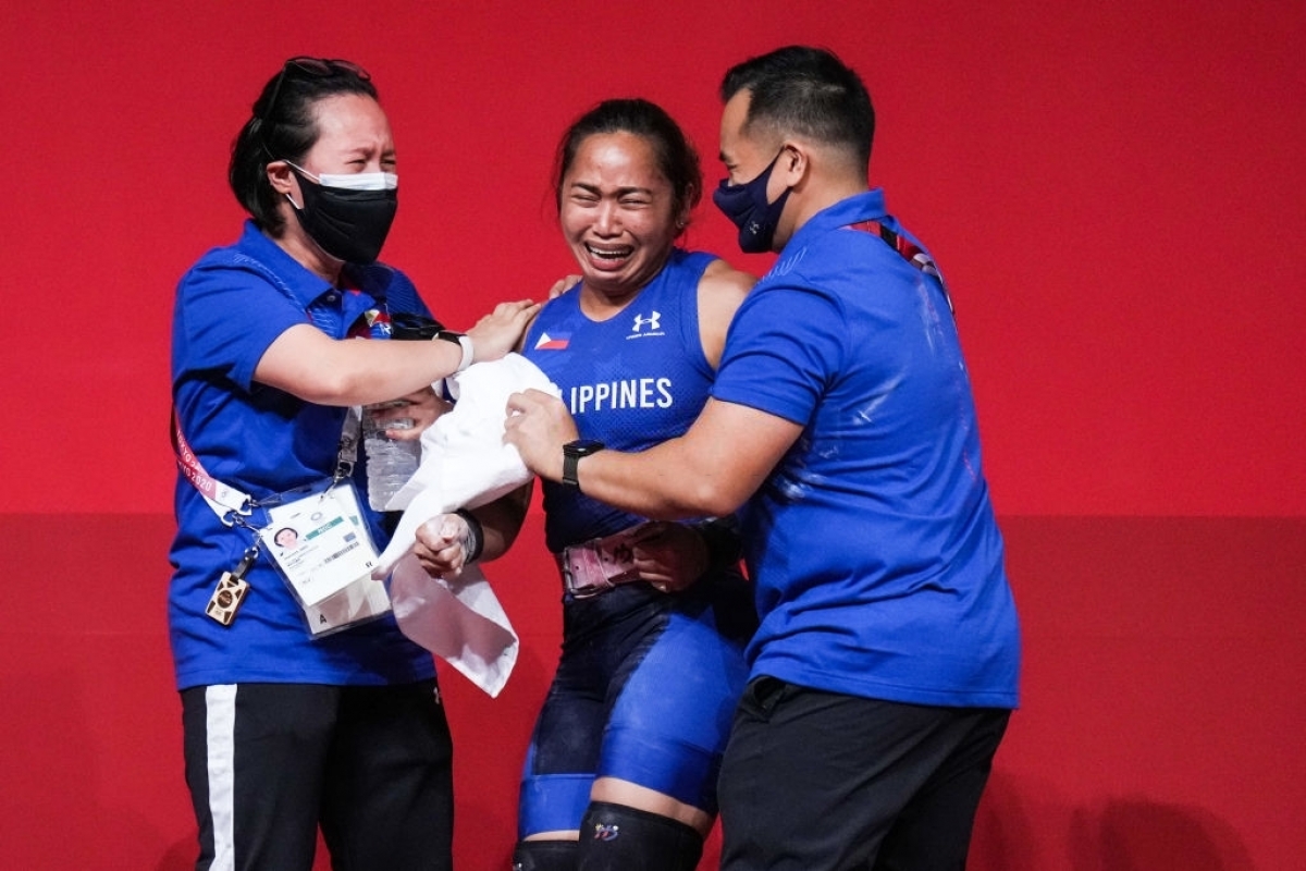 VĐV Philippines 'khóc như mưa' khi giành tấm HCV lịch sử và lập kỷ lục Olympic - Ảnh 2.