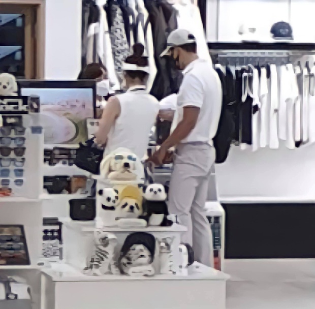 Hyun Bin và Son Ye Jin cùng đi mua đồ thể thao - Ảnh 1.