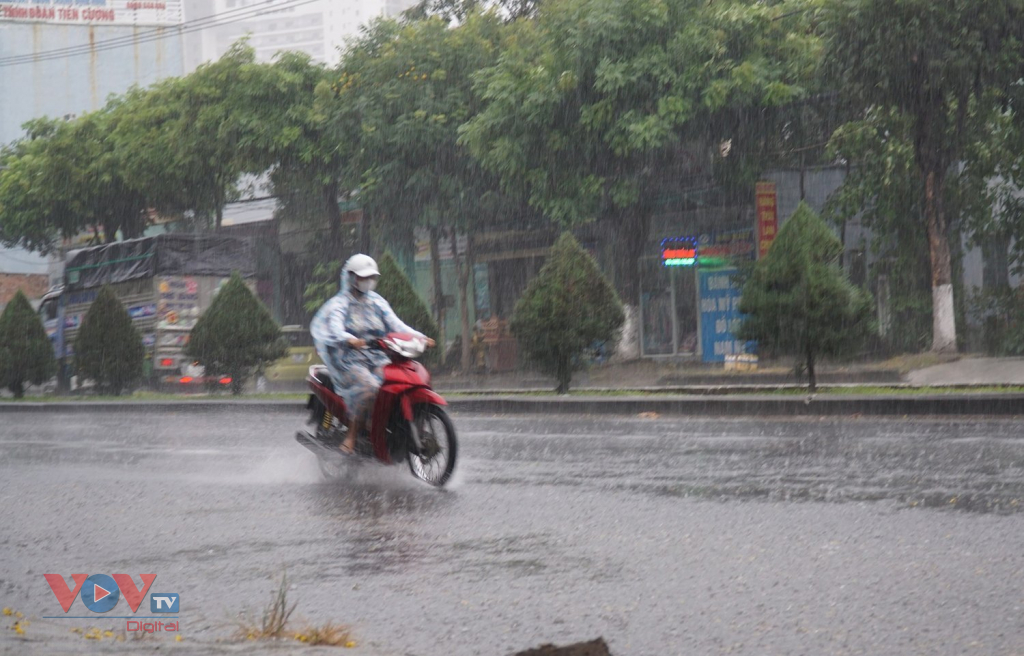 Thời tiết hôm nay: Trung Bộ tiếp tục nắng nóng, các vùng còn lại mưa rào và dông - Ảnh 1.