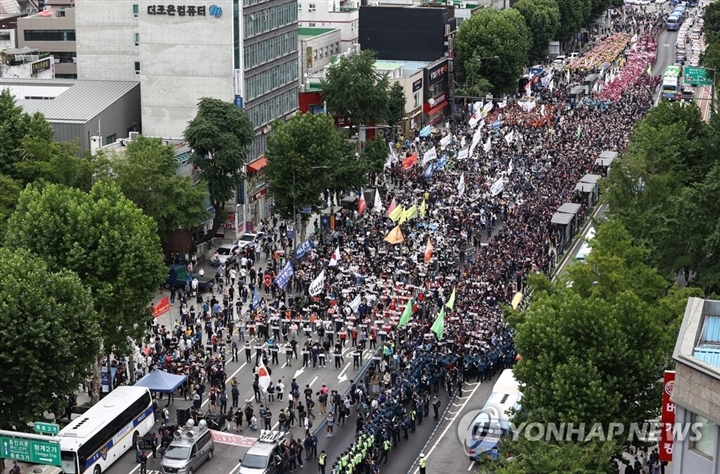 Bất chấp COVID-19, nghìn người Hàn Quốc đổ ra đường biểu tình - Ảnh 1.
