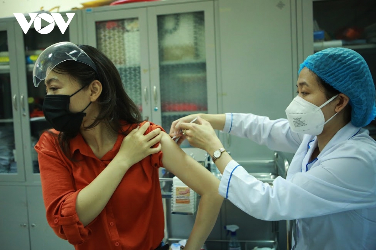 Chiến dịch tiêm vaccine COVID-19 Hà Nội: Đảm bảo đúng tiến độ và an toàn - Ảnh 1.