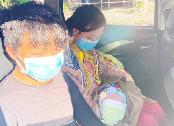 Bé 9 ngày tuổi đi ngàn km trên xe máy cùng cha mẹ về quê được giúp đỡ ở Đà Nẵng - Ảnh 1.