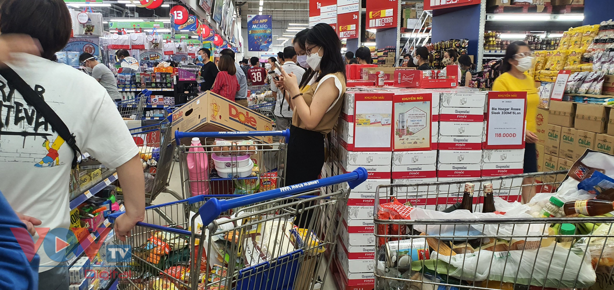 Chiều 30.7, sau khi Ban Thường vụ Thành ủy Đà Nẵng ban hành Nghị quyết, rất đông người dân đi siêu thị mua hàng.jpg