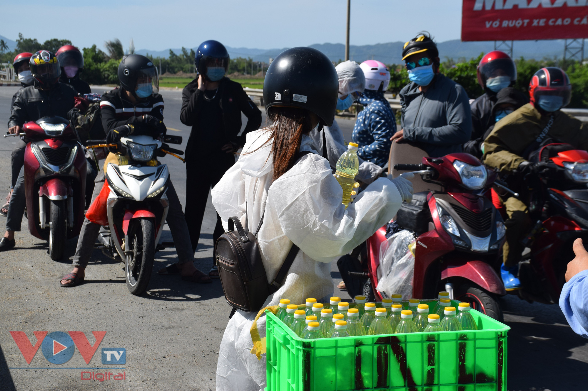 Trong ngày 30/7 có rất nhiều người dừng lại đổ xăng 0 đồng dọc tuyến quốc lộ 1A qua thành phố Tuy Hòa
