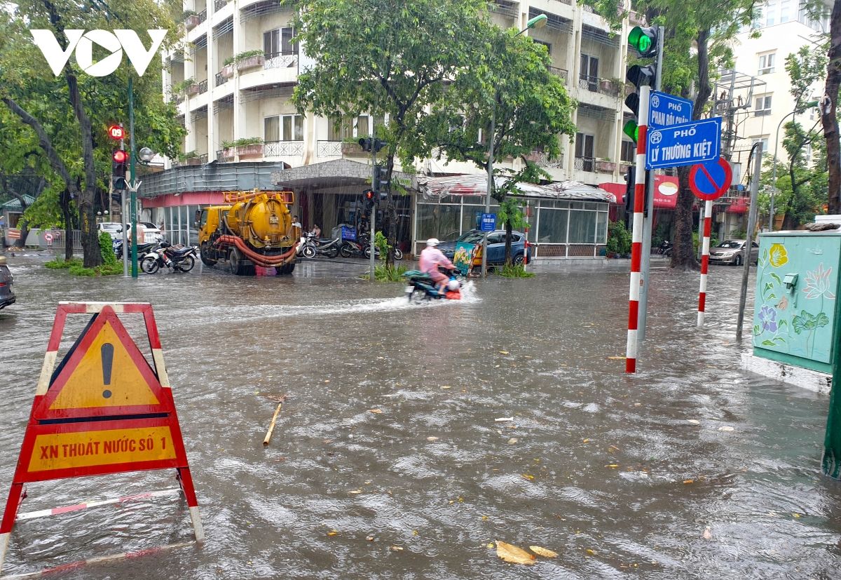 Mưa lớn, nhiều tuyến phố ở Hà Nội ngập sâu trong nước - Ảnh 3.